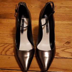 Alice & Olivia silver pump